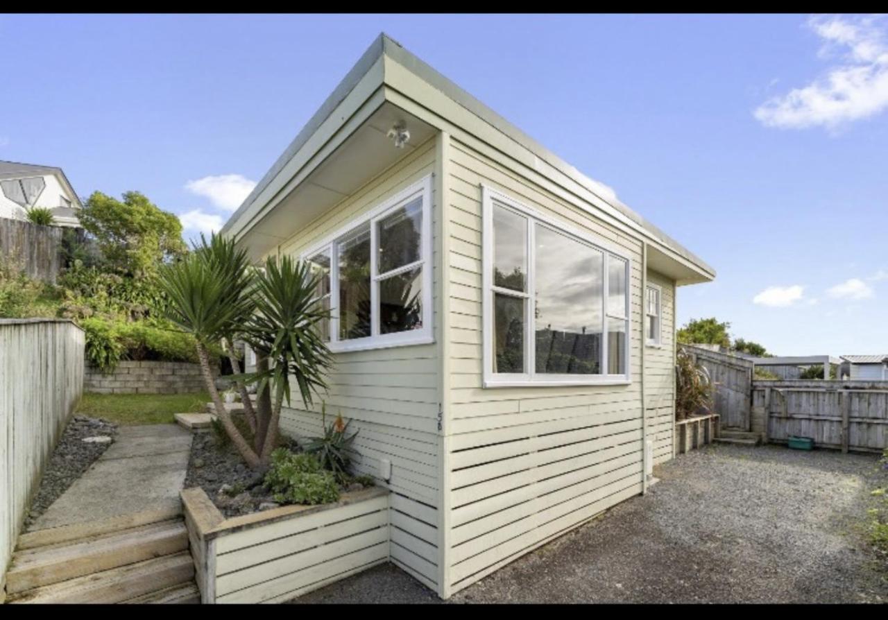Refined, Retro & Relaxing Villa Paraparaumu Bagian luar foto