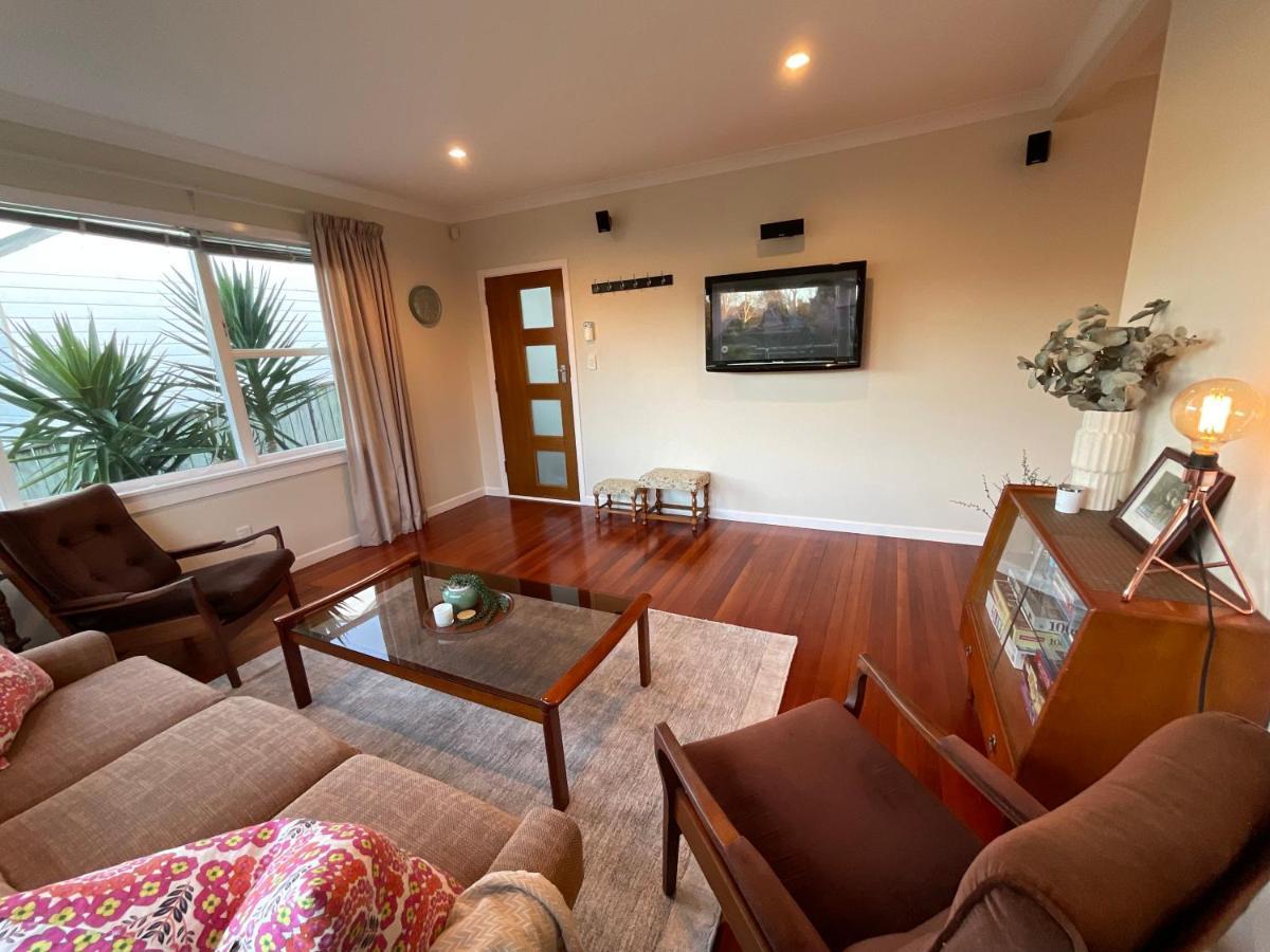 Refined, Retro & Relaxing Villa Paraparaumu Bagian luar foto